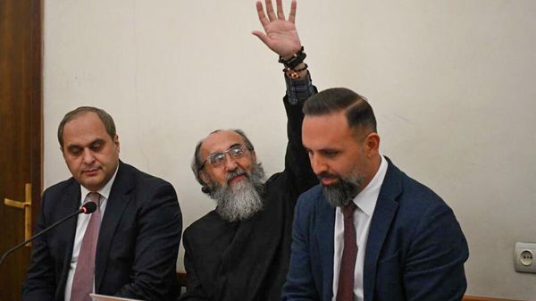 Предводитель Ширакской епархии архиепископ Микаэл Аджапахян во время судебного заседания (4 февраля 2026). Еревaн - Sputnik Армения