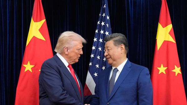 Президент США Дональд Трамп и председатель КНР Си Цзиньпин пожимают друг другу руки перед встречей в международном аэропорту Кимхэ (30 октября 2025). Пусан - Sputnik Արմենիա