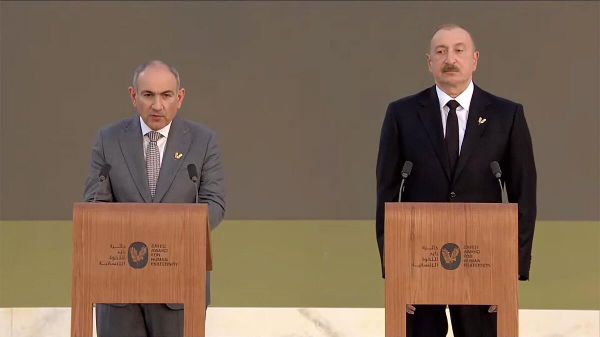 Премьер-министр Никол Пашинян и президент Азербайджана Ильхам Алиев во время получения премии Zayed за человеческое братство (4 февраля 2026). Абу-Даби - Sputnik Армения