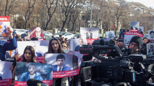 Акция в защиту всех политзаключенных и армянских пленных, содержащихся в бакинской тюрьме (5 февраля 2026). Еревaн - Sputnik Армения