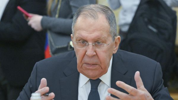 Министр иностранных дел РФ Сергей Лавров во время встречи со спикером парламента Армении Аленом Симоняном (5 февраля 2026). Москвa - Sputnik Армения