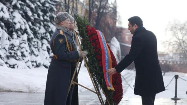 Ալեն Սիմոնյանը Մոսկվայում ծաղիկներ է խոնարհել Անհայտ զինվորի հուշարձանին - Sputnik Արմենիա