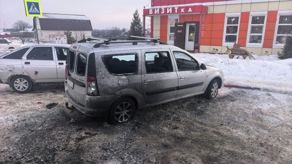 Последствия атаки дрона ВСУ на автомобиль на парковке коммерческого объекта в селе Графовка Шебекинского округа (5 февраля 2026). Белгородская область - Sputnik Армения