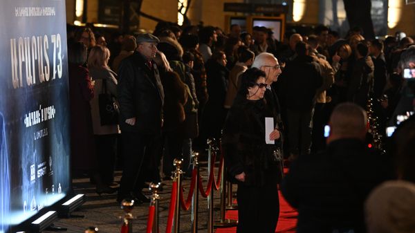 Почетные гости на красной дорожке перед премьерой фильма Золотой дубль о легендарной команде Арарат-73 (5 февраля 2026). Еревaн - Sputnik Армения