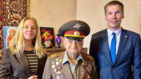 Российские дипломаты поздравили ветерана ВОВ Эрнеста Нуриджаняна с 99-летием и передали ему открытку от Президента РФ (5 февраля 2026). Еревaн - Sputnik Армения