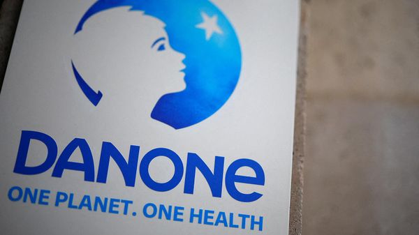 Логотип французской транснациональной компании Danone в штаб-квартире компании в Париже - Sputnik Армения