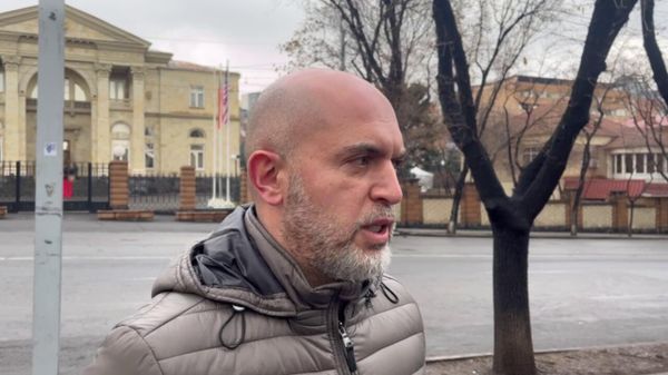 Армен Ашотян общается с прессой на акции протеста на проспекте Баграмяна (9 февраля 2026). Еревaн - Sputnik Армения