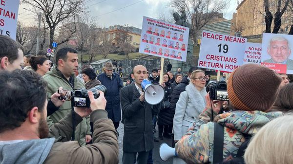 Артак Бегларян на акции протеста на проспекте Баграмяна (9 февраля 2026). Еревaн - Sputnik Армения