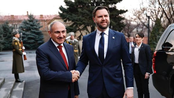 Премьер-министр Никол Пашинян приветствует вице-президента США Джей Ди Вэнса, прибывшего с визитом в Армению (9 февраля 2026). Еревaн - Sputnik Армения