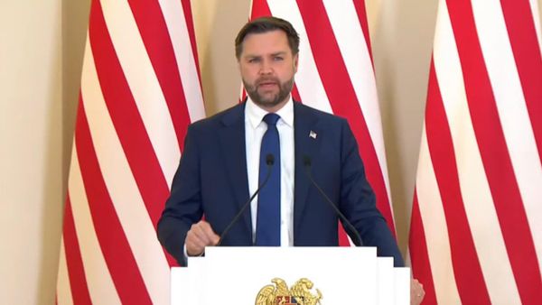Пресс-конференция премьер-министра Никола Пашиняна и вице-президента США Джей Ди Вэнса (9 февраля 2026). Еревaн - Sputnik Армения