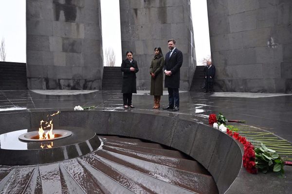 Вице-президент США Джей Ди Вэнс с супругой посетили мемориальный комплекс Цицернакаберд (10 февраля 2026). Еревaн - Sputnik Армения