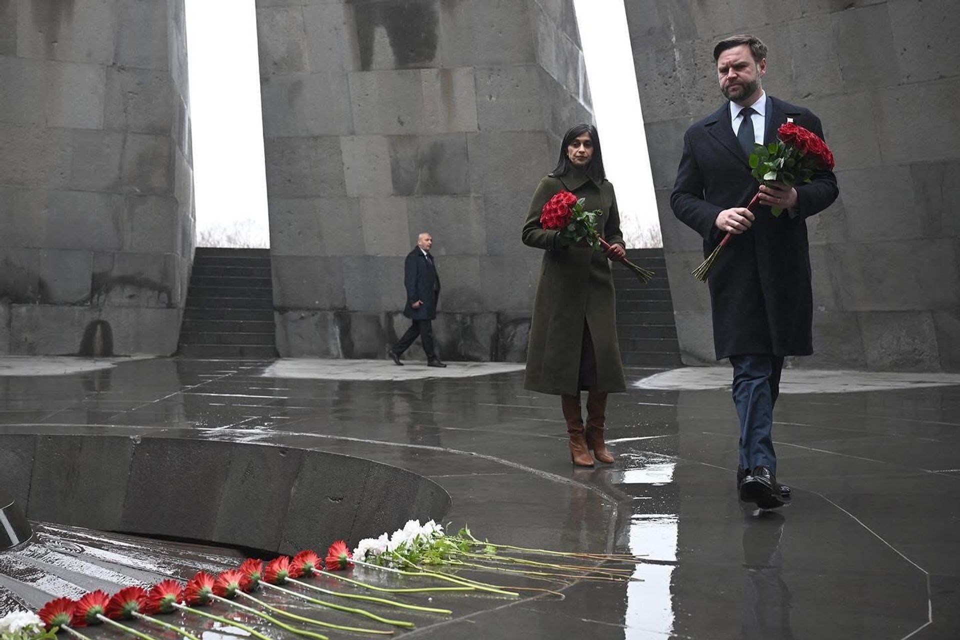 Вице-президент США Джей Ди Вэнс с супругой посетили мемориальный комплекс Цицернакаберд (10 февраля 2026). Еревaн - Sputnik Արմենիա, 1920, 10.02.2026