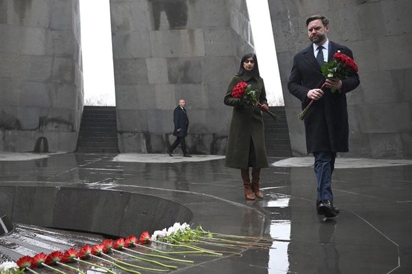 Вице-президент США Джей Ди Вэнс с супругой посетили мемориальный комплекс Цицернакаберд (10 февраля 2026). Еревaн - Sputnik Армения
