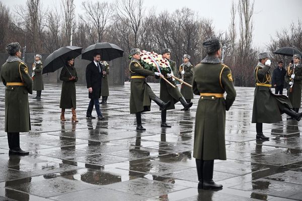 Вице-президент США Джей Ди Вэнс с супругой посетили мемориальный комплекс Цицернакаберд (10 февраля 2026). Еревaн - Sputnik Армения