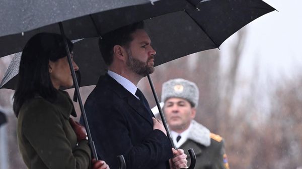 Вице-президент США Джей Ди Вэнс с супругой посетили мемориальный комплекс Цицернакаберд (10 февраля 2026). Еревaн - Sputnik Армения