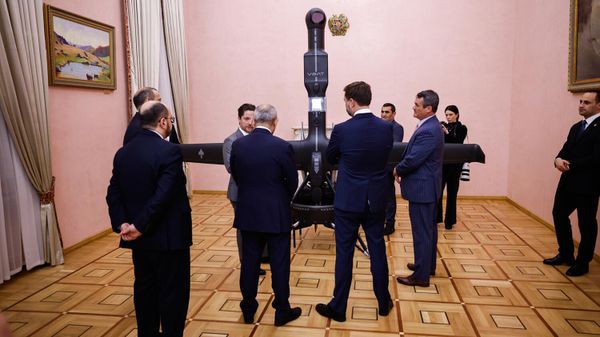 Премьер-министр Никол Пашинян и вице-президент США Джей Ди Вэнс у беспилотного летательного аппарата типа V-BAT (9 февраля 2026). Еревaн - Sputnik Армения