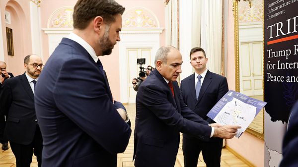 Премьер-министр Никол Пашинян и вице-президент США Джей Ди Вэнс ознакомляются с подробностями реализации проекта TRIPP после встречи (9 февраля 2026). Еревaн - Sputnik Армения