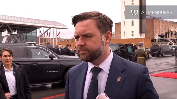 Вице-президент США Джей Ди Вэнс отвечает на вопросы журналистов в аэропорту Звартноц перед вылетом из Армении в Азербайджан (9 февраля 2026). Еревaн - Sputnik Армения