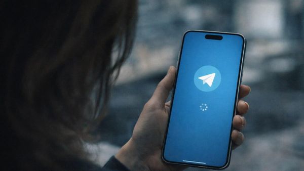 Сгенерированное ИИ изображение: Загрузка Telegram на смартфоне - Sputnik Армения