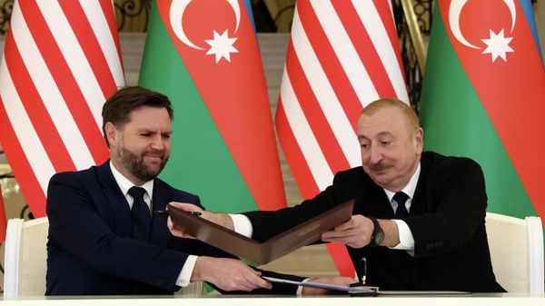 Вице-президент США Джей Ди Вэнс и президент Азербайджана Ильхам Алиев подписывают копии Хартии о стратегическом партнерстве между США и Азербайджаном в президентской резиденции Загульба (10 февраля 2026). Баку - Sputnik Армения