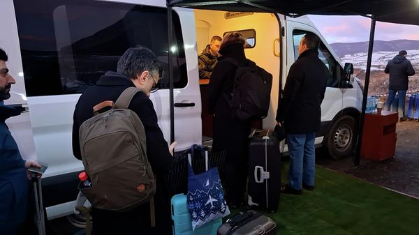 Представители азербайджанского гражданского общества прибыли в Армению через демаркированный участок суши (13 февраля 2026) - Sputnik Армения