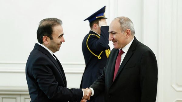 Премьер-министр Никол Пашинян принял Чрезвычайного и Полномочного Посла Исламской Республики Иран Халила Ширлогами (13 февраля 2026). Еревaн - Sputnik Армения