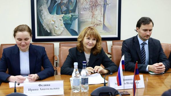 Встреча замминистра сельского хозяйства РФ Марины Афониной с замминистра экономики РА Арманом Ходжояном (12 февраля 2026). Еревaн - Sputnik Армения