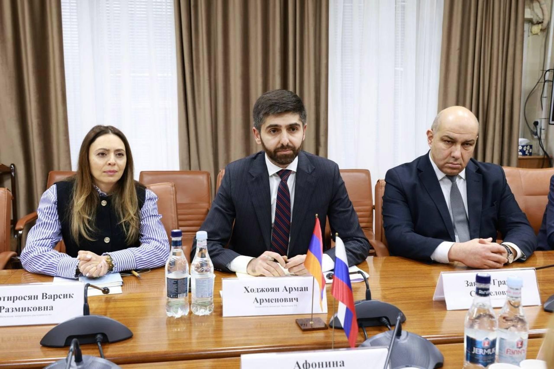 Встреча замминистра сельского хозяйства РФ Марины Афониной с замминистра экономики РА Арманом Ходжояном (12 февраля 2026). Еревaн - Sputnik Армения, 1920, 13.02.2026