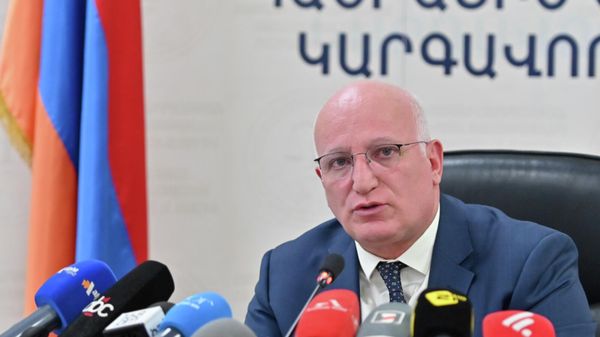 Председатель комиссии по регулированию общественных услуг Месроп Месропян проводит пресс-конференцию (16 февраля 2026). Еревaн - Sputnik Армения