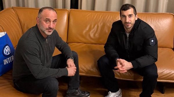 Главный тренер сборной Армении по футболу Егише Меликян встретился с Генрихом Мхитаряном после матча Интер - Ювентус (14 февраля 2026). Милан - Sputnik Армения