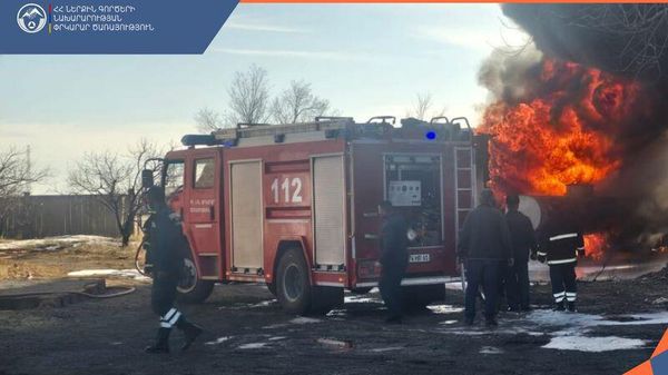 Пожарные тушат пожар, вспыхнувший в одной из АЗС Талина (16 февраля 2026). Арагацотн - Sputnik Армения