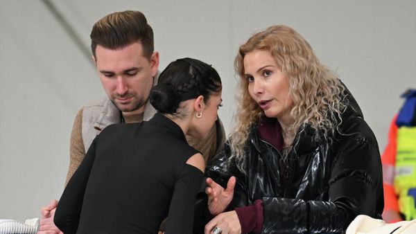 Фигуристка Аделия Петросян, хореограф Даниил Глейхенгауз и тренер Этери Тутберидзе на тренировке по фигурному катанию Олимпийских игр 2026 (16 февраля 2026). Милан - Sputnik Армения