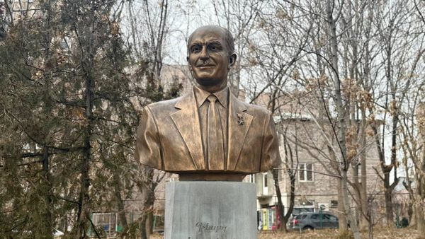 Бюст выдающегося советского разведчика Г.А.Вартаняна во дворе школы №192 в Ереване - Sputnik Армения
