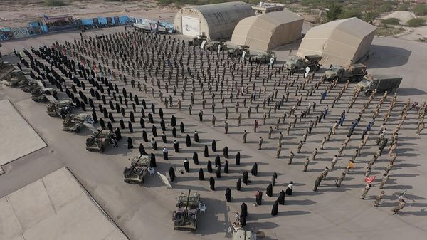 Военнослужащие Корпуса стражей исламской революции Ирана во время учений в Персидском заливе - Sputnik Армения