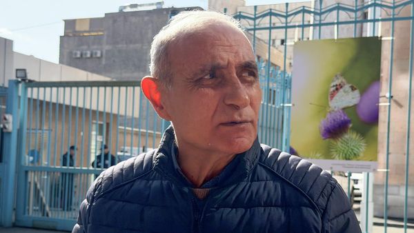 Военный эксперт Айк Наапетян общается с прессой во время акции протеста у офиса представительства ООН Армении (18 февраля 2026). Ереван - Sputnik Армения