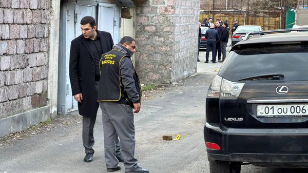 Сотрудники правоохранительных органов исследуют место стрельбы (18 февраля 2026). Еревaн - Sputnik Армения