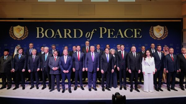 Президент США Дональд Трамп стоит вместе с другими мировыми лидерами перед заседанием Совета мира в Институте мира США (18 февраля 2026). Вашингтон - Sputnik Армения