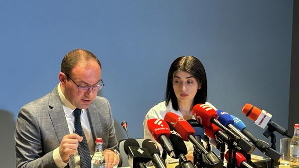 Пресс-конференция Арсена Бабаяна, адвоката архиепископа Аршака (20 февраля 2026). Еревaн - Sputnik Армения