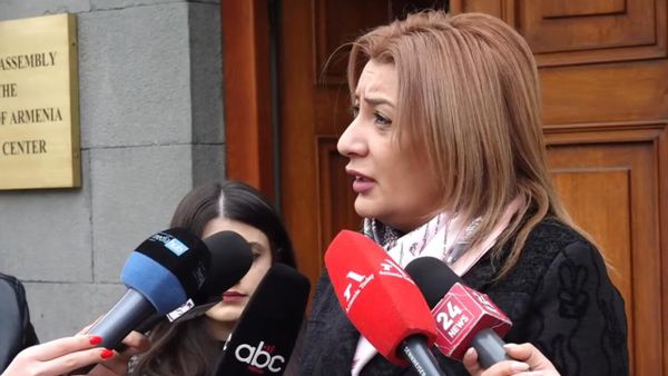 Բուժաշխատողները բողոքի ակցիա են անում Ազգային ժողովի մոտ՝ դժգոհելով ապահովագրական համակարգի թերի մշակումից - Sputnik Արմենիա