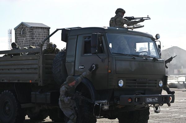 Боевое шоу на праздновании Дня защитника Отечества на территории 102-й военной базы ВС РФ (23 февраля 2026). Гюмри - Sputnik Армения