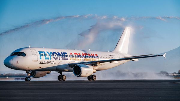 Новый самолет Airbus A320 авиакомпании FlyOne Armenia в аэропорту Звартноц - Sputnik Армения