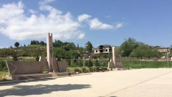 В городе Мартуни в Нагорном Карабахе снесен мемориальный комплекс, посвященный героям Великой Отечественной войны и Карабахской войны 90-х - Sputnik Армения