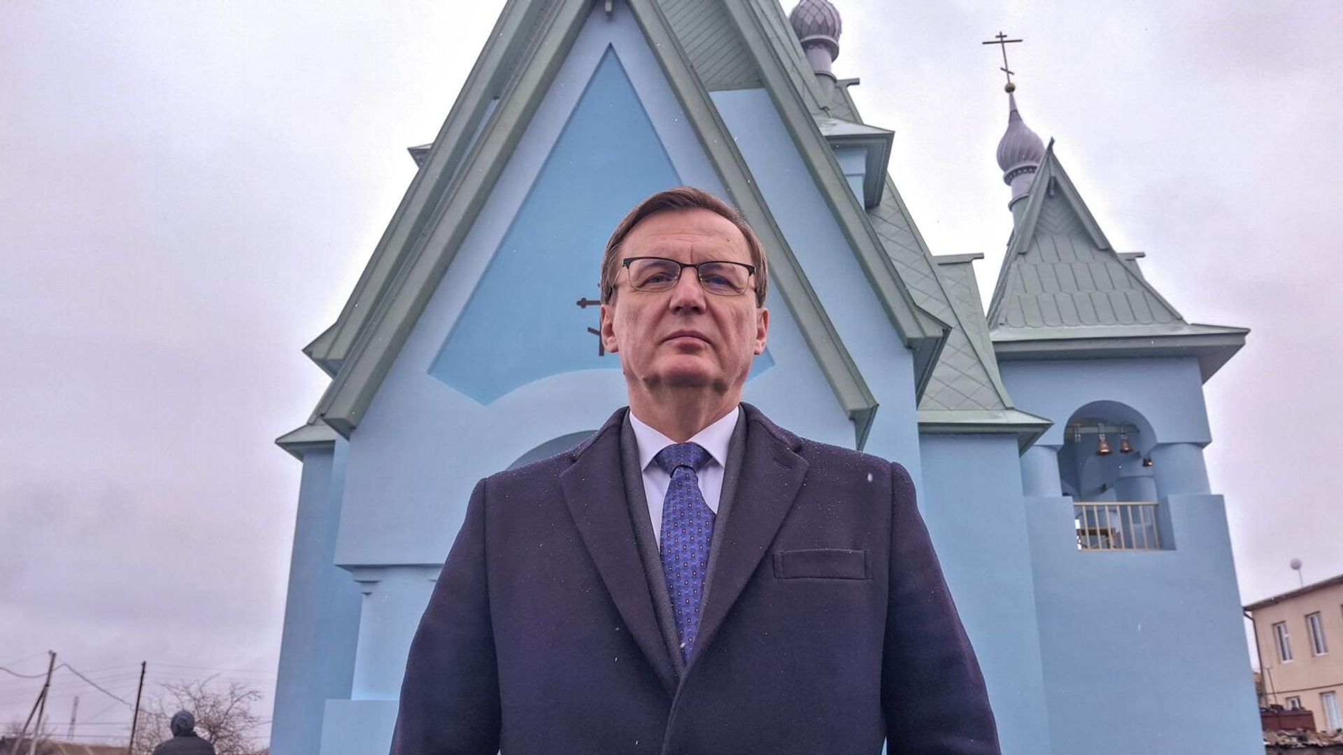 Генеральный консул РФ в Гюмри Игорь Титов на освящении колоколов православного храма Святого Николая Чудотворца в селе Амракиц (24 февраля 2026). Лори - Sputnik Արմենիա, 1920, 24.02.2026