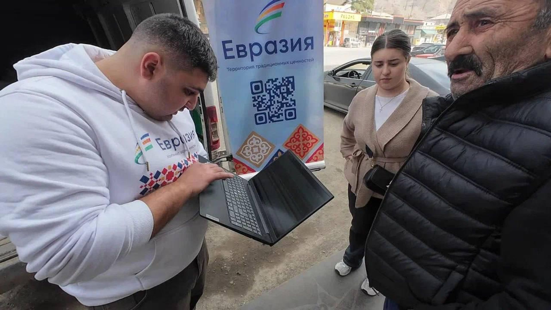 АНО Евразия совместно с Русской Гуманитарной Миссией и при поддержке Россотрудничества привезла гумпомощь 50-и семьям вынужденных переселенцев из Нагорного Карабаха (24 февраля 2026). Ехегнадзор, Джемрук, Вайк - Sputnik Армения, 1920, 24.02.2026