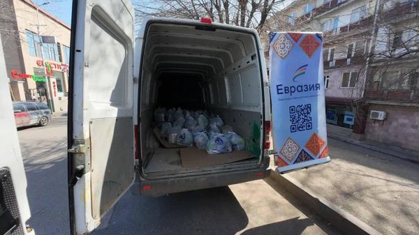 АНО Евразия совместно с Русской Гуманитарной Миссией и при поддержке Россотрудничества привезла гумпомощь 50-и семьям вынужденных переселенцев из Нагорного Карабаха (24 февраля 2026). Ехегнадзор, Джемрук, Вайк - Sputnik Армения