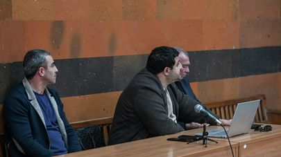 Геворк и Амбарцум Нерсисяны с адвокатом Смбатом Минасяном во время судебного заседания (25 февраля 2026). Армавир