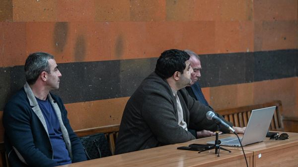 Геворк и Амбарцум Нерсисяны с адвокатом Смбатом Минасяном во время судебного заседания (25 февраля 2026). Армавир - Sputnik Армения