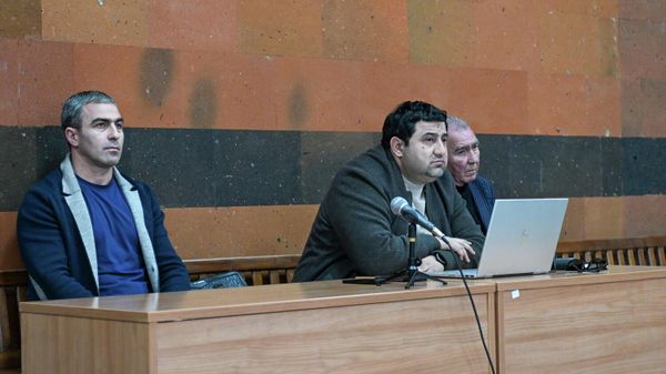 Геворк и Амбарцум Нерсисяны с адвокатом Смбатом Минасяном во время судебного заседания (25 февраля 2026). Армавир Геворк и Амбарцум Нерсисяны с адвокатом Смбатом Минасяном во время судебного заседания (25 февраля 2026). Армавир - Sputnik Армения