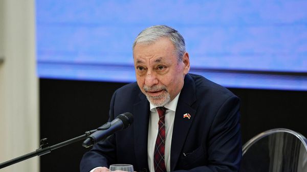 Чрезвычайный и полномочный посол Армении в Польше Александр Арзуманян во время встречи премьер-министра Армении с членами армянской диаспоры (25 февраля 2026). Варшава - Sputnik Армения