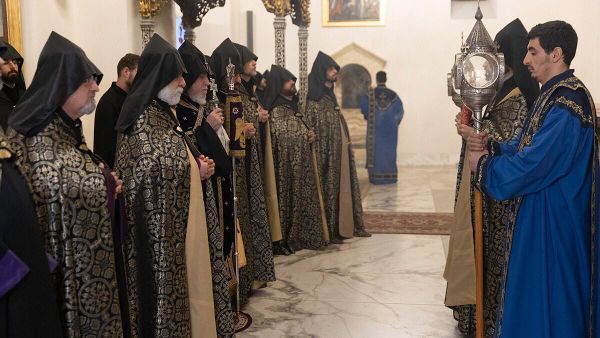 Заупокойная месса в память о жертвах Сумгаитской резни 1988 года по окончании воскресной литургии (27 февраля 2026). Эчмиадзин - Sputnik Армения